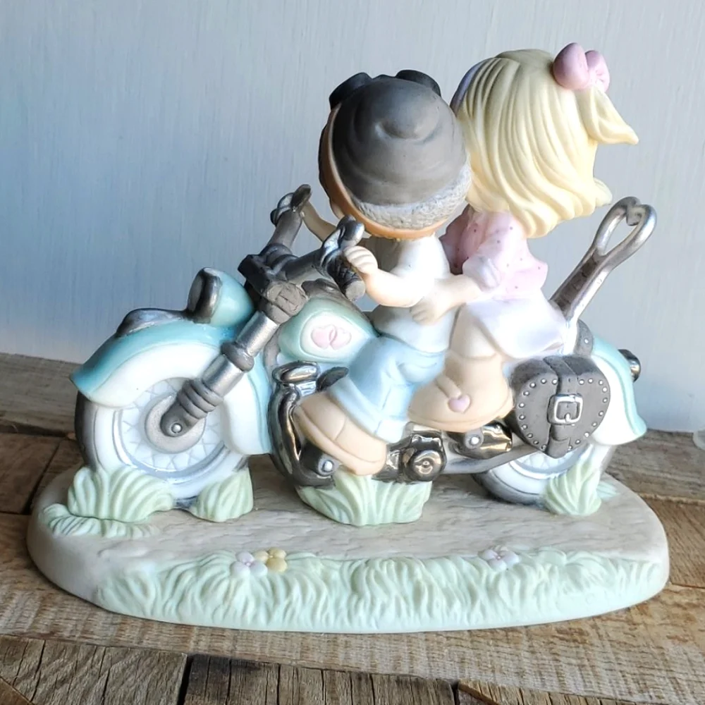 Precious Moments "Our Love Goes the Distance" - Picture 2 of 9